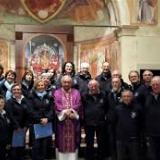 ... Don Fabrizio Mariani con il CORO C.A.I. di Vittorio Veneto in una passata edizione della messa di Natale per i Soci CAI ...